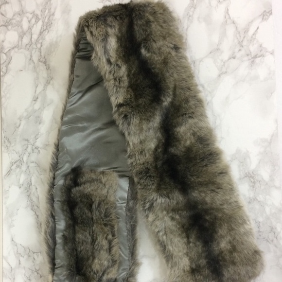 Dennis Basso NWOT Gray Faux Fur Criss-cross Scarf - Picture 3 of 8